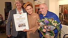 Simona Staová pebírá certifikát s rekordem. Za rok odehrála v divadle nejvíce...