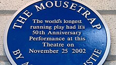 Pamětní deska odhalená na londýnském divadle Saint Martin’s Theatre ku...