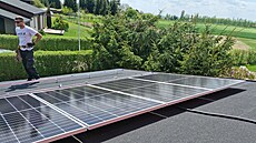 Po roce příprav v Žernově instalují na střechu sokolovny fotovoltaické panely....