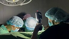Lékai operovali v kyjevské nemocnici potm. Vypadlo svtlo