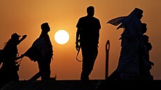 Fanou�ci mí�í na stadion Al Bayt v Chúru na zahajovací zápas MS 2022 mezi...