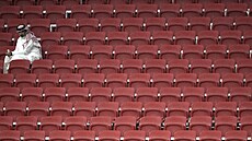 Pohled na prázdné sedaky s jediným katarským fanoukem v závru zápasu s...