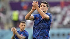 Anglický obránce Harry Maguire tleská fanoukm ped zápasem mistrovství svta...