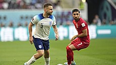 Anglický bek Luke Shaw (vlevo) a Alírezá Dahánbach z Íránu bhem zápasu...