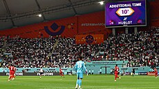 Rozhodčí na fotbalovém mistrovství světa 2022 v Kataru při nastavování času... | na serveru Lidovky.cz | aktuální zprávy