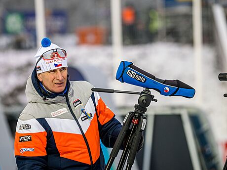 Egil Gjelland sleduje poínání eských biatlonistek bhem vytrvalostního závodu.