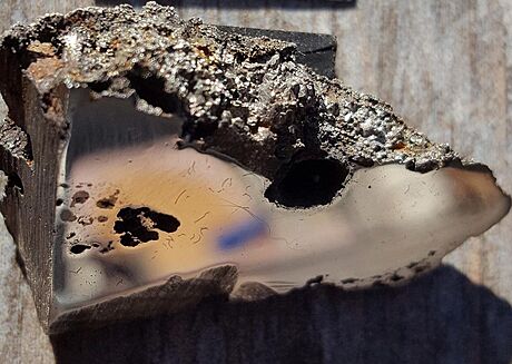 Úlomek meteoritu El Al, který ukrýval nové minerály elaliit a elkinstantonit.