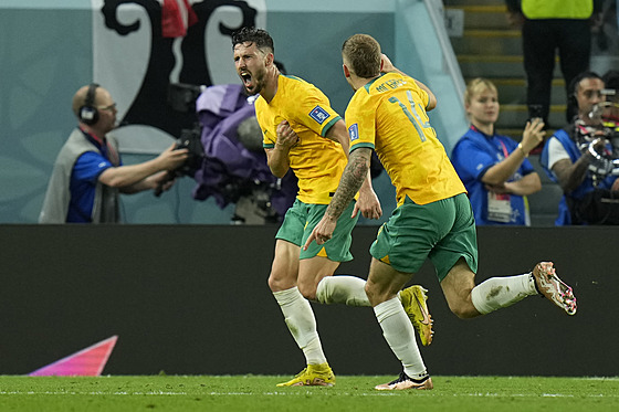 Australan Mathew Leckie (vlevo) slaví branku proti Dánsku.