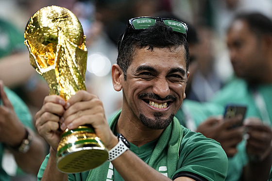 Fanouek Saudské Arábie s replikou trofeje pro vítze mistrovství svta ped...