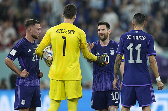 Polský branká Wojciech Szczesny a argentinský kapitán Lionel Messi ped...