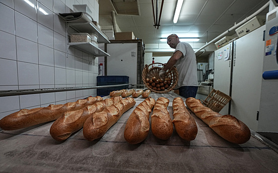 Peka chystá bagety v pekárn ve Versailles, západn od Paíe. (29. listopadu...