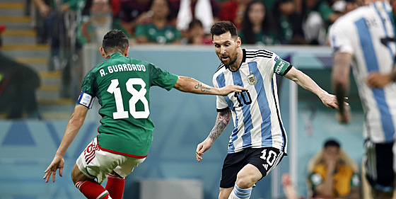 Lionel Messi dlá kliku Andrési Guardadovi v zápase proti Mexiku.