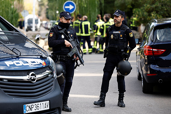 panltí policisté u ukrajinské ambasády v Madridu, kde vybuchla zásilka (30....