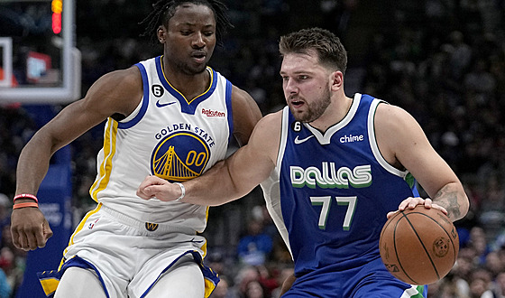 Luka Doni (vpravo) z Dallasu bránný Jonathanem Kumingou z Golden State.