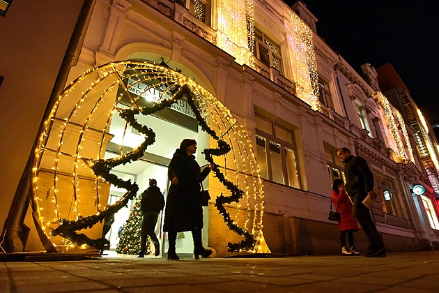 OBRAZEM: Svátky rozsvítily Česko. Obchody září jako před energetickou krizí