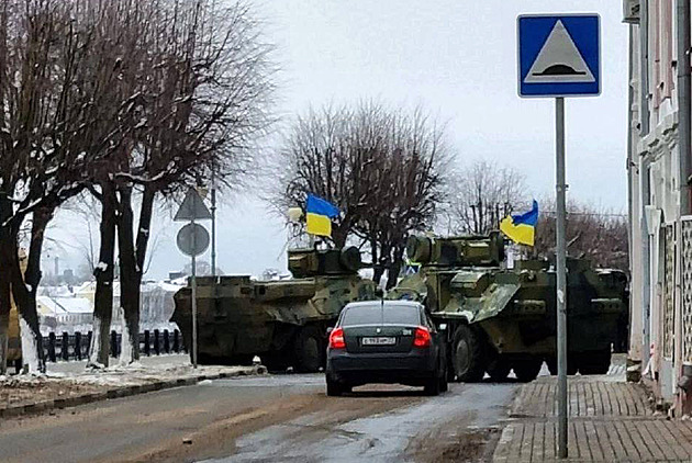 Ukrajinské obrněnce a vlajky polekaly ruský Tver. Úřady filmování přerušily