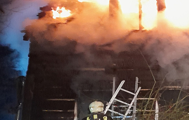 Při hašení požáru roubenky zemřel dobrovolný hasič, zřítil se na něj strop