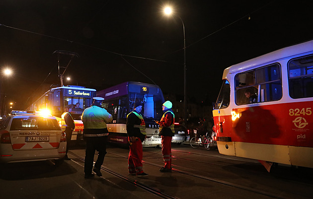 Stržená trolej na Palackého mostě ochromila provoz tramvají v centru Prahy