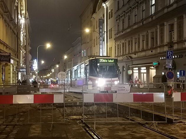 <p>Včera večer byl obousměrně přerušen tramvajový provoz v ulici Seifertova. Havárie zablokovala provoz tramvajím jako dříve na Olšanském náměstí.</p>