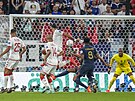 Tunisan Nádir Ghandrí stílí gól, který vak nebyl uznán.
