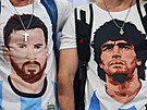 Trika fanouk Argentiny ozdobená tváemi Lionela Messiho a Diega Maradony.