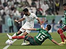 Mexický obránce Héctor Moreno zastavuje hrotového útoníka Saudské Arábie...