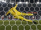 Polský branká Wojciech Szczesny chytá penaltu argentinského kapitána Lionela...