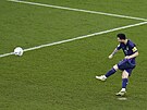 Argentinec Lionel Messi kope penaltu proti Polsku.