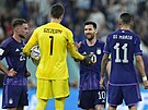 Polský branká Wojciech Szczesny a argentinský kapitán Lionel Messi ped...