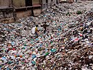 Dti chodí po zneitné oblasti a sbírají plastové odpadky v Bangladéi.