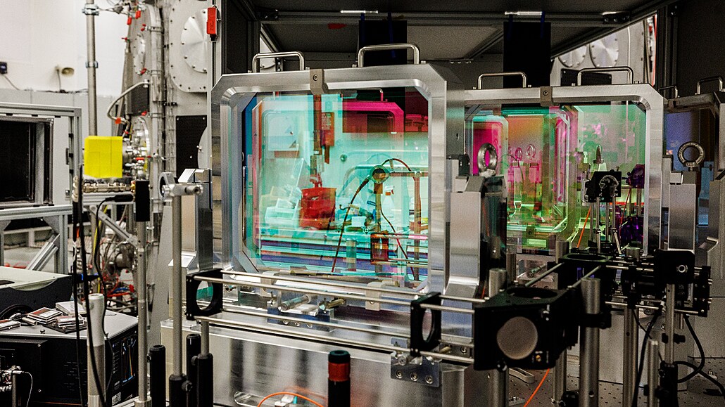 V nedávných letech se u nás podailo vybudovat nkolik mimoádných vdeckých pracovi  napíklad evropské výzkumné laserové centrum ELI Beamlines v Dolních Beanech