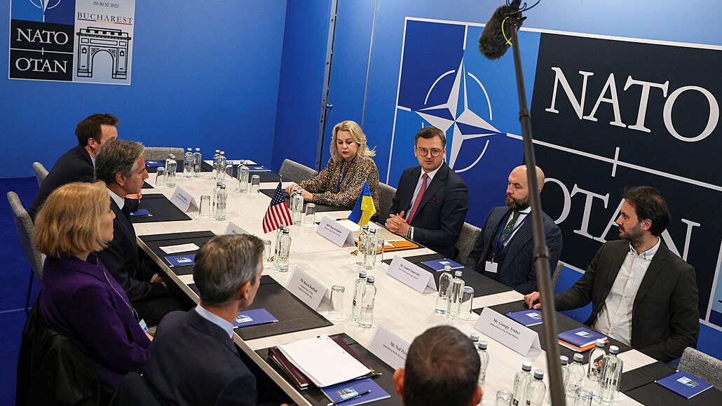 Dmytro Kuleba na zasedání ministrů zahraničí NATO v Bukurešti. (30. listopadu...