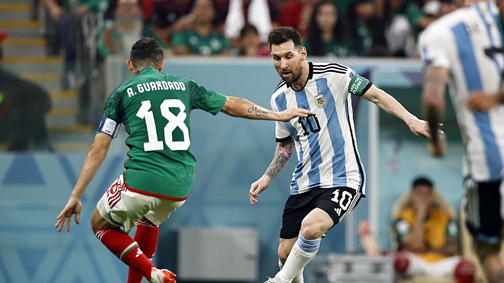 Lionel Messi dělá kličku Andrési Guardadovi v zápase proti Mexiku.
