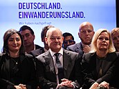 Kancléř Olaf Scholz a ministryně sociálních věcí Nancy Faeserová (oba SPD)...