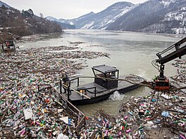 Dlník sbírá plastové odpadky, které zasypávají zneitné jezero Potpecko...