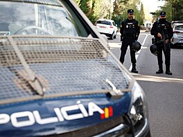 �pan�l�tí policisté u ukrajinské ambasády v Madridu, kde vybuchla zásilka (30....