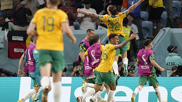 Australští fotbalisté slaví gól proti Dánům.