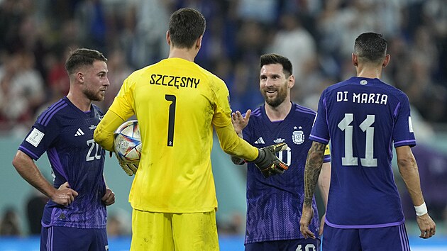 Polsk brank Wojciech Szczesny a argentinsk kapitn Lionel Messi ped rozehrnm penalty.