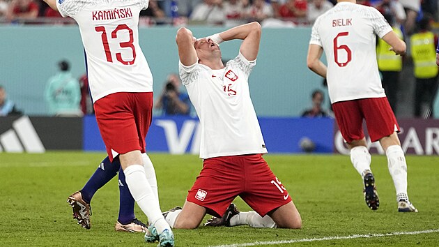 Polsk� stoper Kamil Glik (uprost�ed) smutn� po neprom�n�n� �anci proti...