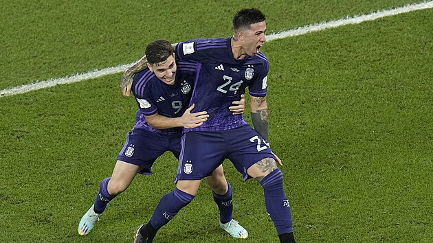 Argentinci Juli�n �lvarez a Enzo Fern�ndez oslavuj� druhou branku proti Polsku.