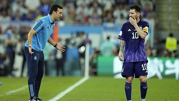 Argentinsk� tren�r Lionel Scaloni diskutuje s Lionelem Messim.