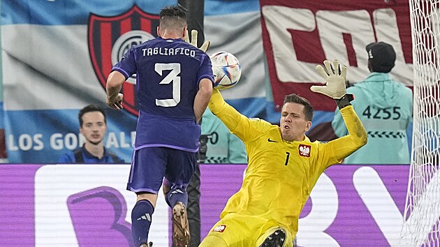 Polsk brank Wojciech Szczesny, likviduje anci Argentince Nicolase Tagliafica.