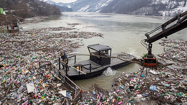 Svět zamořily plasty. Odpadky devastují i podvodní svět