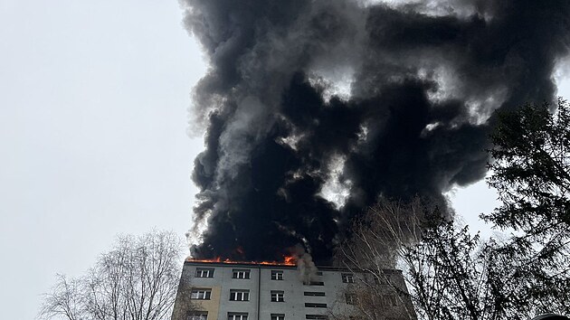 V Českém Těšíně hořel byt ve 12. poschodí, oheň zachvátil i střechu