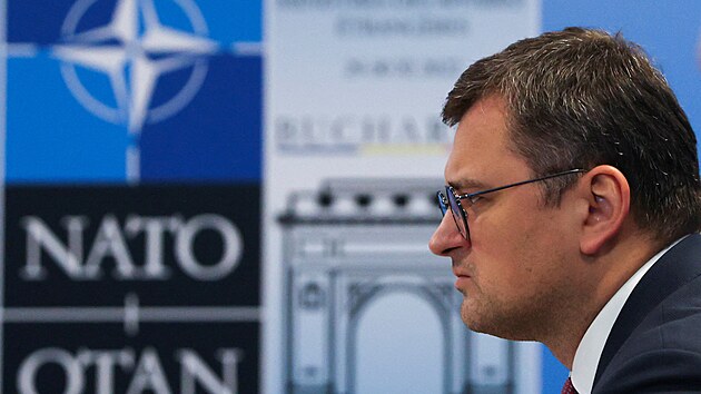 Dmytro Kuleba na zasedání ministr zahranií NATO v Bukureti. (30. listopadu...