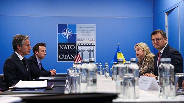 Dmytro Kuleba na zasedání ministrů zahraničí NATO v Bukurešti. (30. listopadu 2022)
