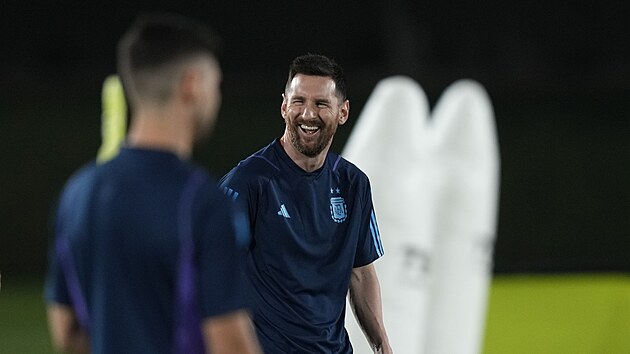 Vysmátý Lionel Messi na tréninku Argentiny.