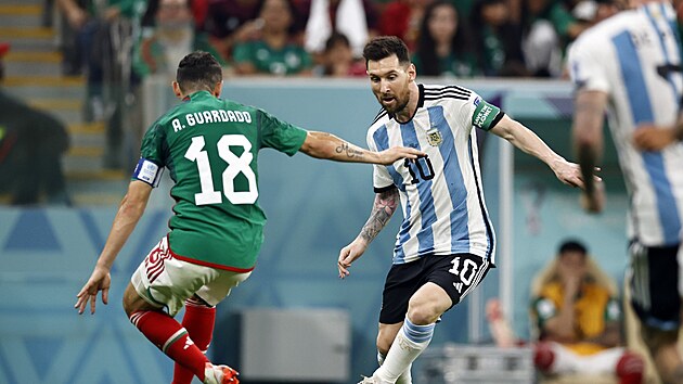 Lionel Messi dlá kliku Andrési Guardadovi v zápase proti Mexiku.