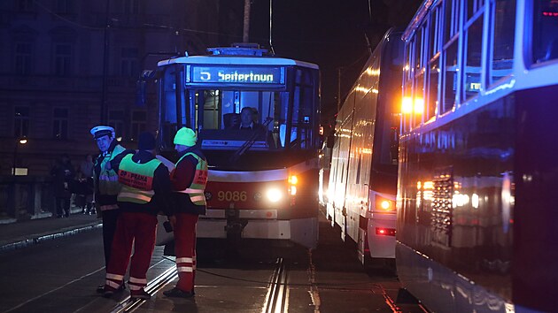 Tramvajov provoz v centru Prahy vrazn komplikuje stren trolej na Palackho most. (30. 11, 2022)