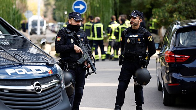 Španělští policisté u ukrajinské ambasády v Madridu, kde vybuchla zásilka (30. listopadu 2022)